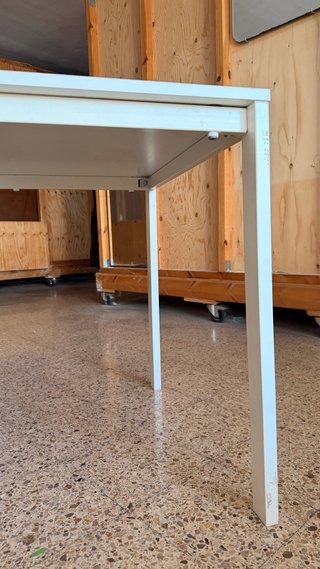Mesa blanca de madera y metal