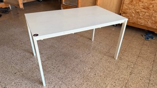 Mesa blanca de madera y metal