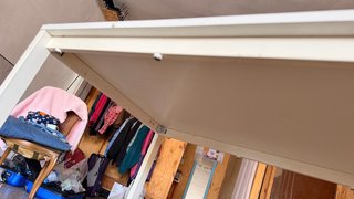 Mesa blanca de madera y metal