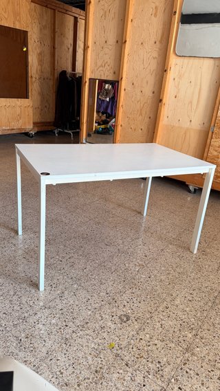 Mesa blanca de madera y metal