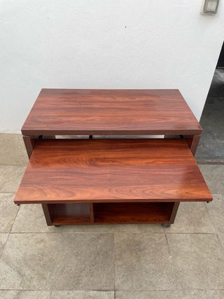 Escritorio madera con ruedas y estantes abatibles