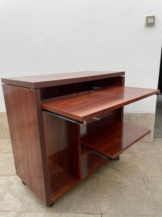 Escritorio madera con ruedas y estantes abatibles