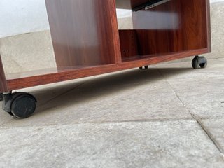 Escritorio madera con ruedas y estantes abatibles