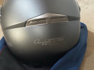 Casco de moto LS2 gris