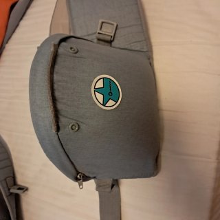 Mochila portabebés gris