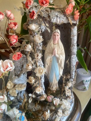 Imagen religiosa cúpula flores