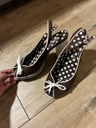 Zapatos de tacón con lunares