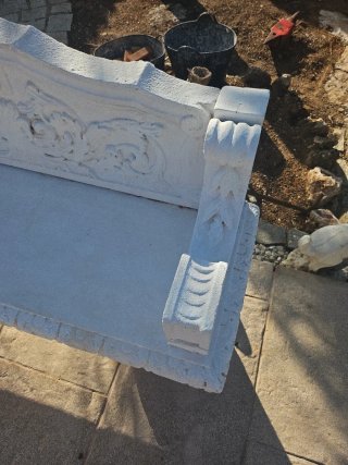 Banco de piedra tallado