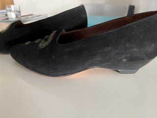 Zapatos de ante negro con adorno