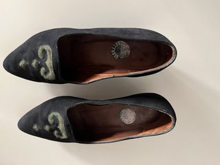 Zapatos de ante negro con adorno