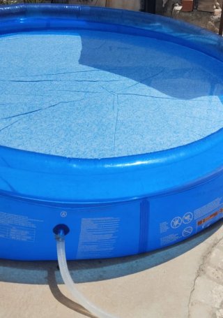 Piscina inflable azul y blanca