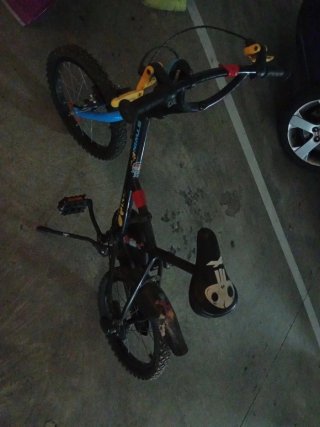 Bicicleta BMX negra con detalles azules