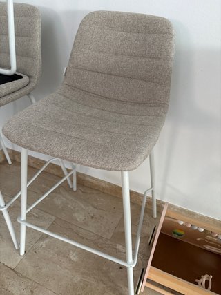 Silla tapizada gris/beige patas blancas