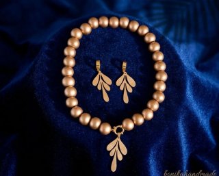 Conjunto de collar y pendientes dorados