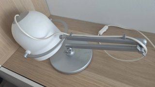 Lámpara de mesa plateada y blanca