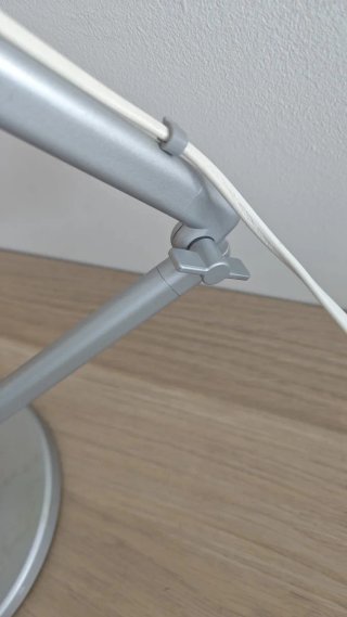 Lámpara de mesa plateada y blanca