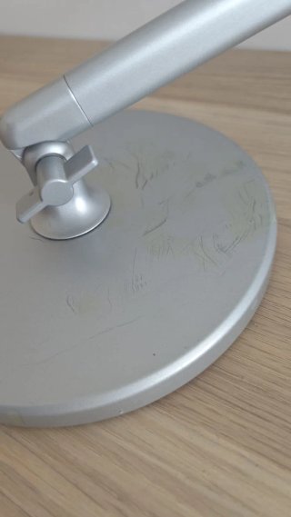 Lámpara de mesa plateada y blanca
