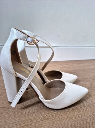 Zapatos de tacón blancos para novia