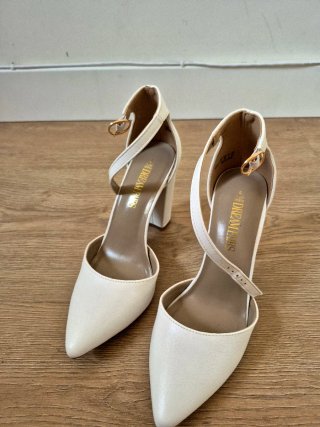 Zapatos de tacón blancos para novia