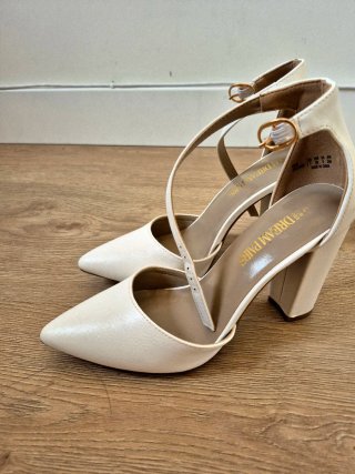 Zapatos de tacón blancos para novia