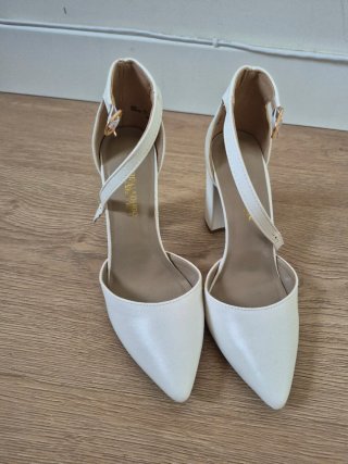 Zapatos de tacón blancos para novia