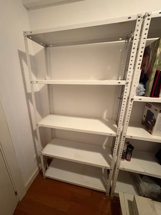 Estantería metálica blanca