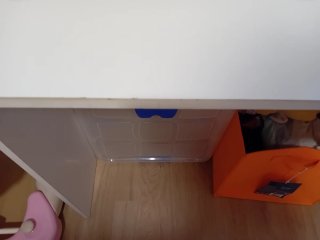 Escritorio blanco de madera y plástico