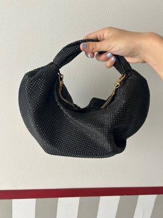 Bolso Zara negro con cadena dorada
