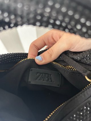 Bolso Zara negro con cadena dorada