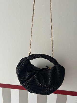Bolso Zara negro con cadena dorada