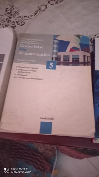 Libri scientifico matematica e biologia.