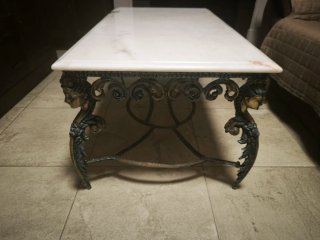 Mesa de forja con tapa de mármol..