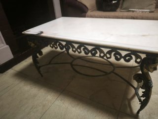Mesa de forja con tapa de mármol..