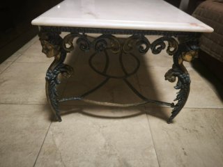 Mesa de forja con tapa de mármol..
