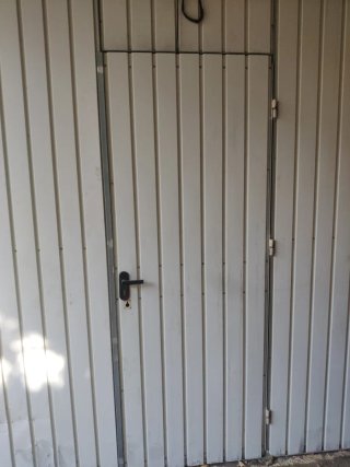 Puerta de garaje metálica con puerta de paso