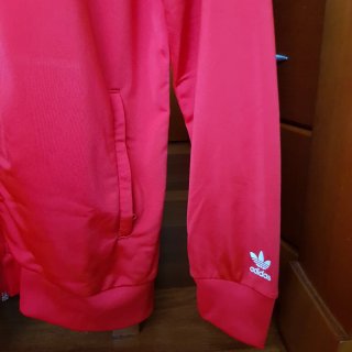 Chaqueta Adidas roja con logo multicolor Talla M