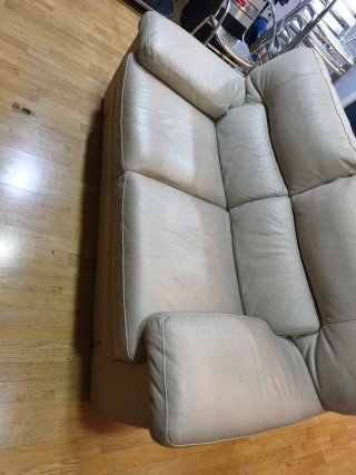 Sofá de 2 plazas en piel beige