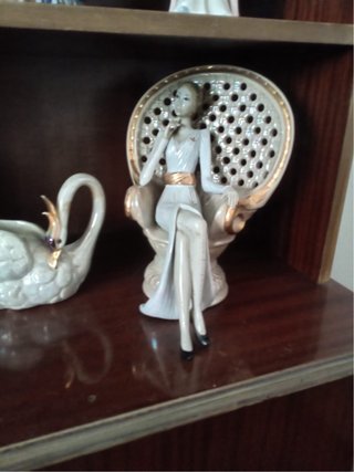 Figura mujer vintage tocador blanco