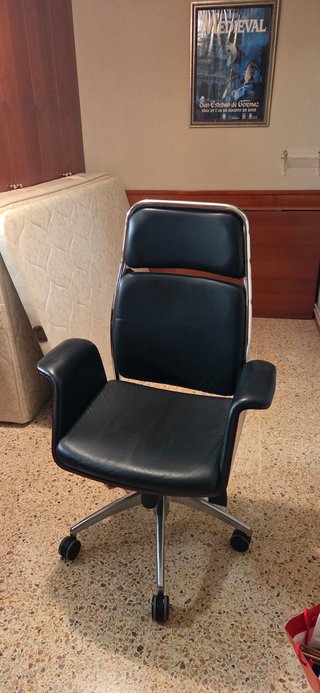 Silla ergonómica de oficina cuero y metal