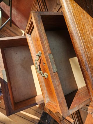 Alacena antigua de madera