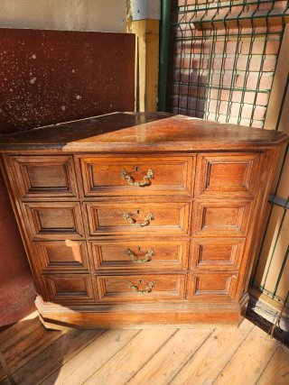 Alacena antigua de madera