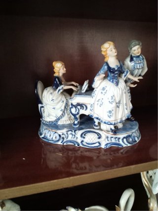 Figura marinero en barca porcelana