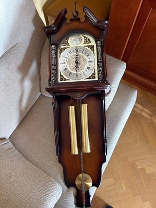 Reloj de pared antiguo de madera
