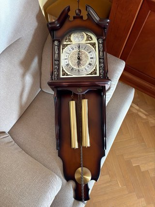 Reloj de pared antiguo de madera