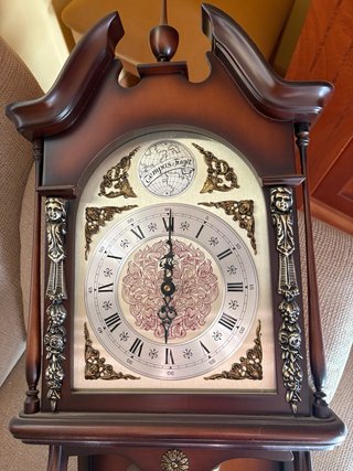 Reloj de pared antiguo de madera