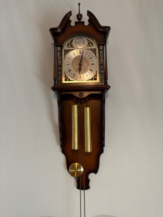 Reloj de pared antiguo de madera
