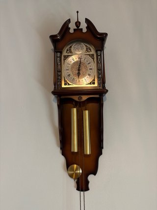 Reloj de pared antiguo de madera