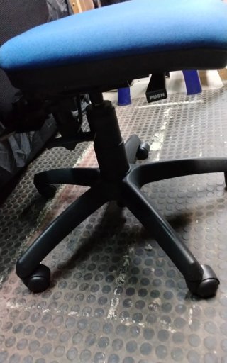 Silla de oficina ergonómica negra y azul
