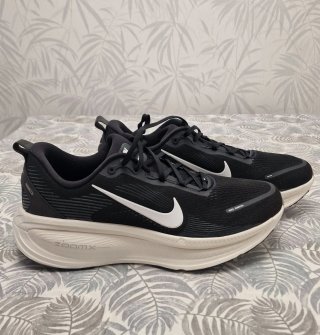 Zapatillas Nike Vomero 18 Negras Blancas