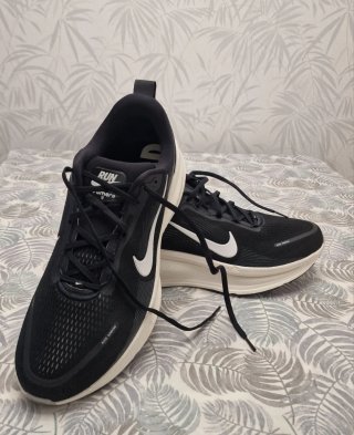 Zapatillas Nike Vomero 18 Negras Blancas